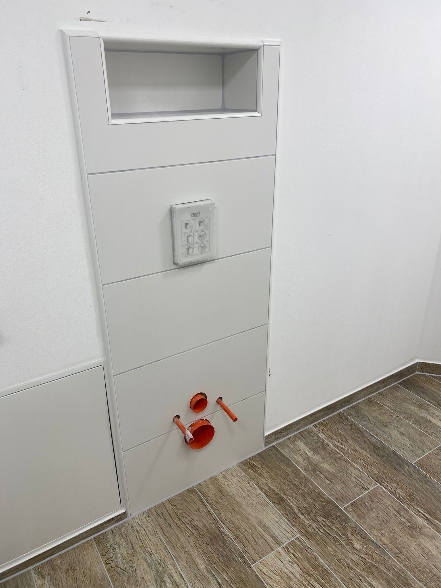 Moderne Badezimmer Komplettinstallation Moderne Badezimmer Installation Freiburg - Wandhängende WC und Holzoptik Fliesen