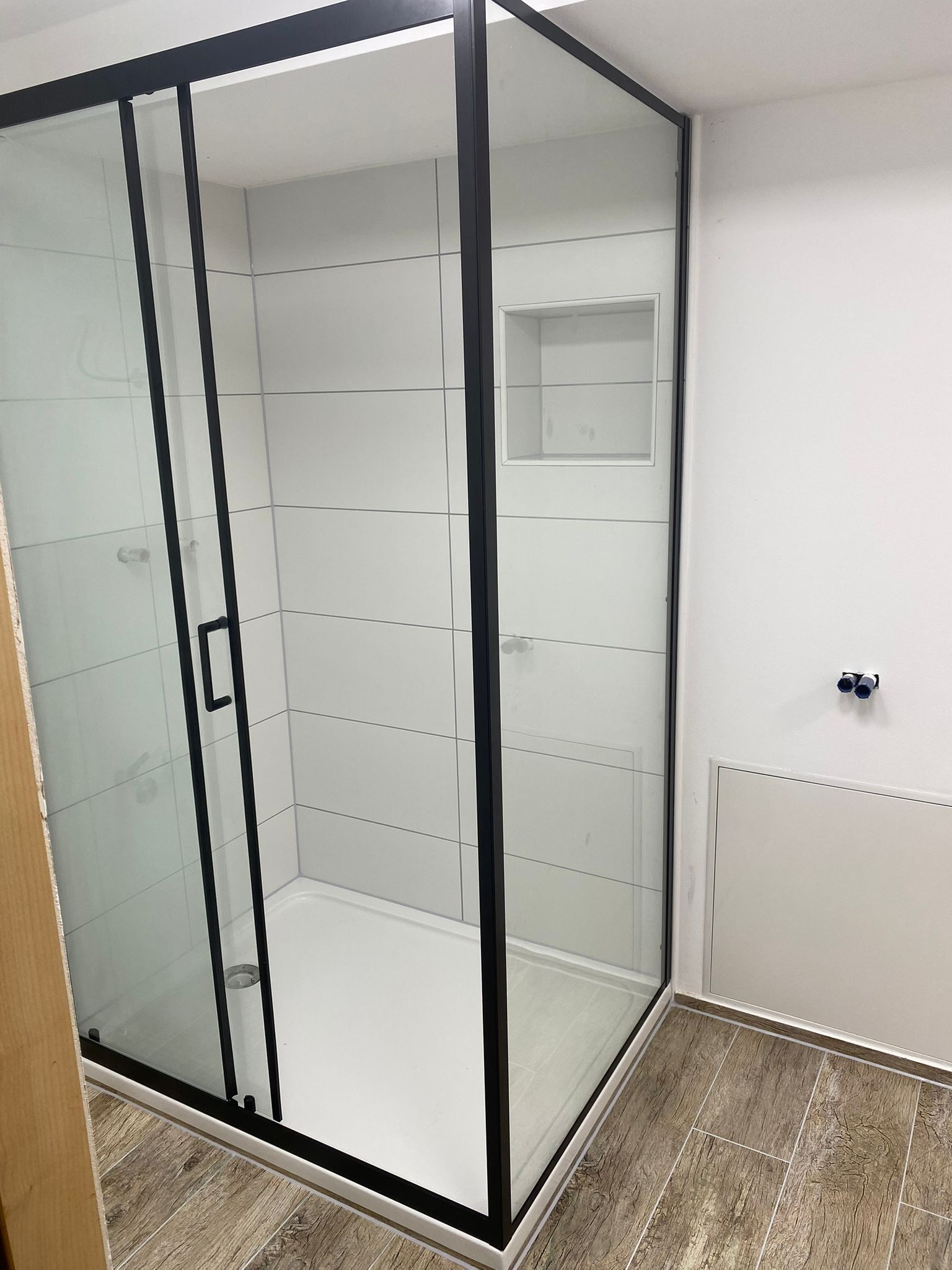 Luxus Duschkabine mit Glaswänden Designer Duschkabine Freiburg - Schwarze Rahmen Glasdusche mit Fliesenarbeiten