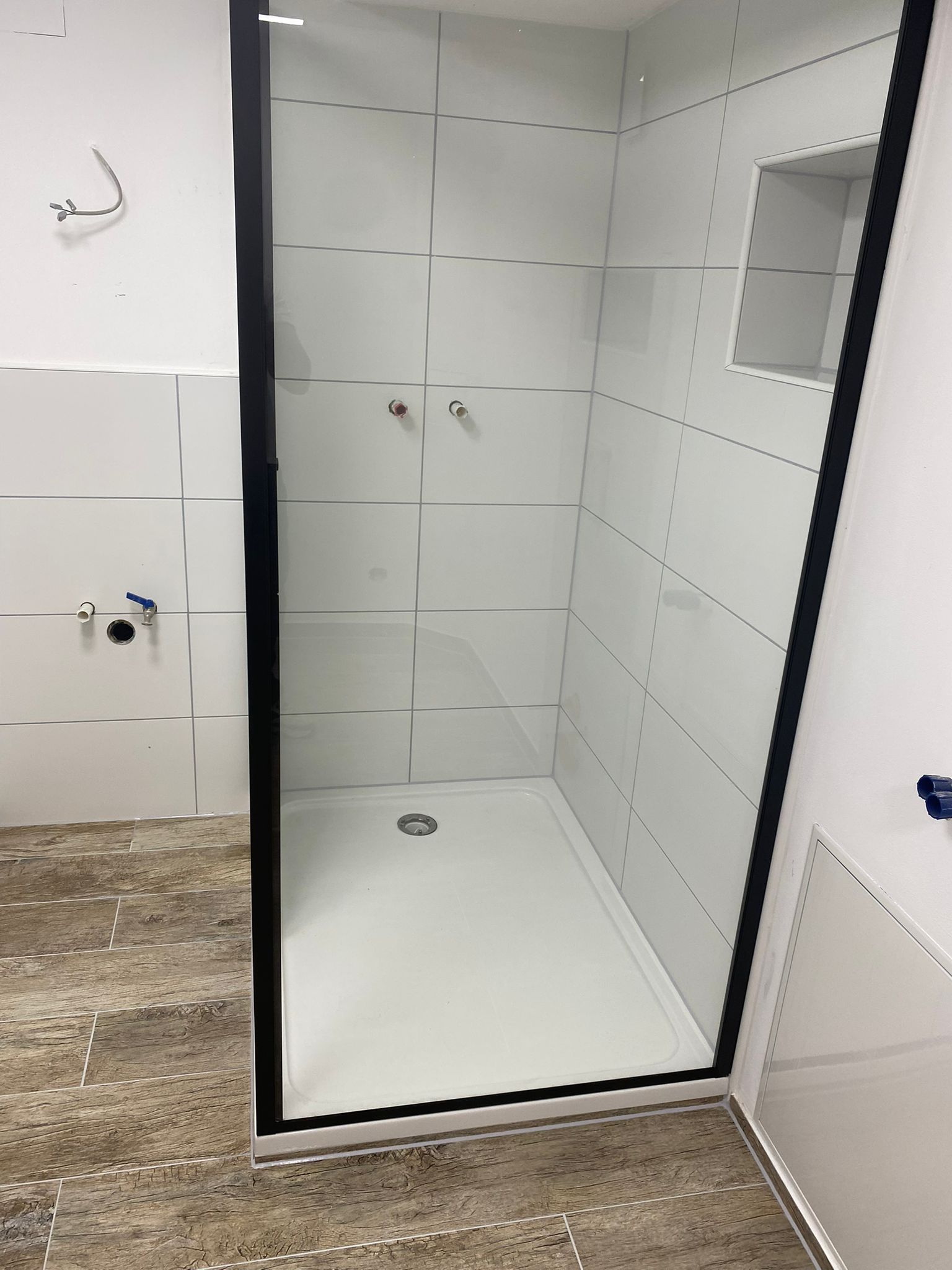 Perfekte Dusch-Fliesenarbeiten Dusche Innenansicht Freiburg - Präzise Fliesenverlegung mit Einbaunische