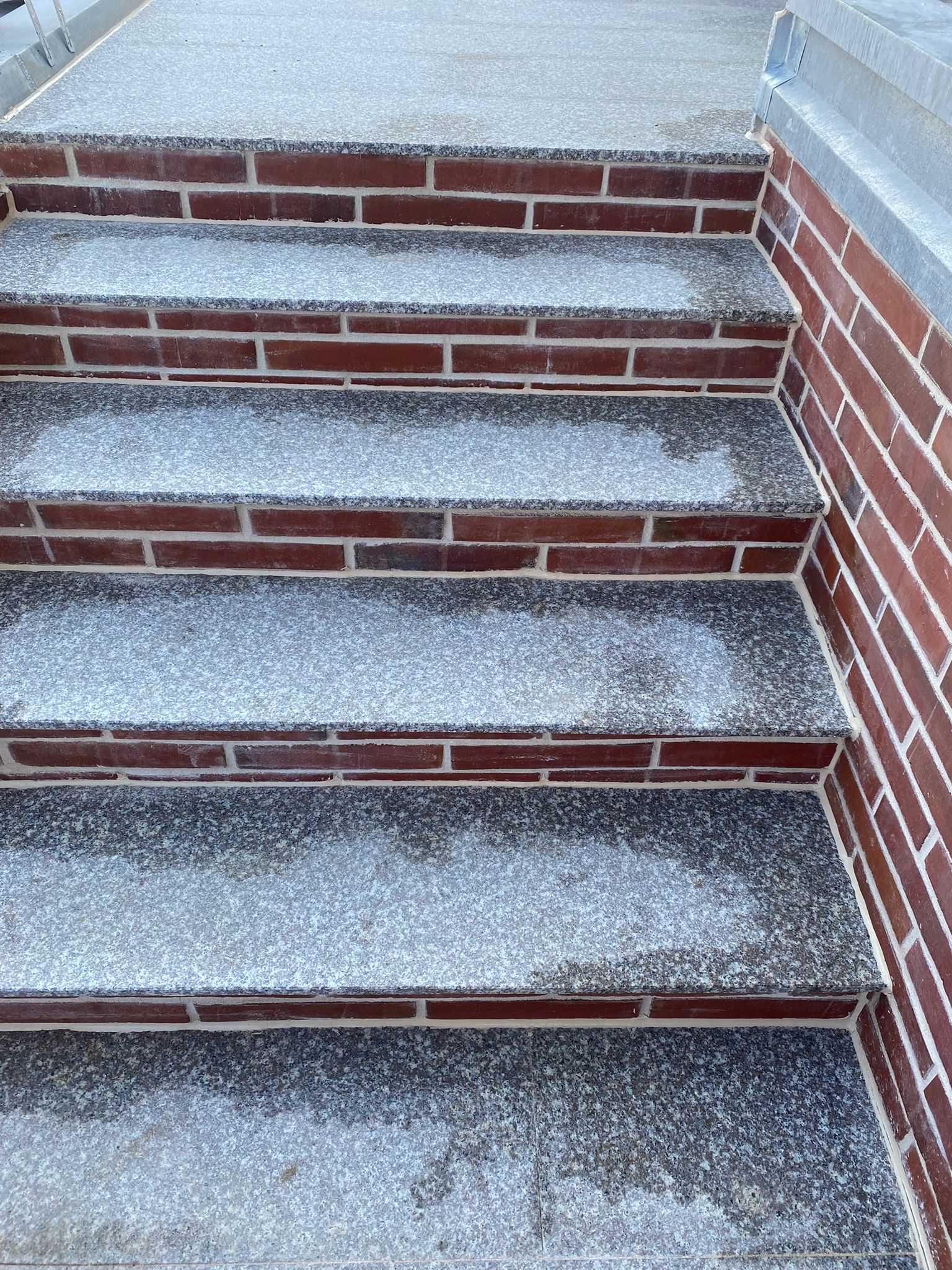Robuste Außentreppe aus Naturstein Außentreppe Granit Freiburg - Naturstein Stufen mit Klinker Setzstufen